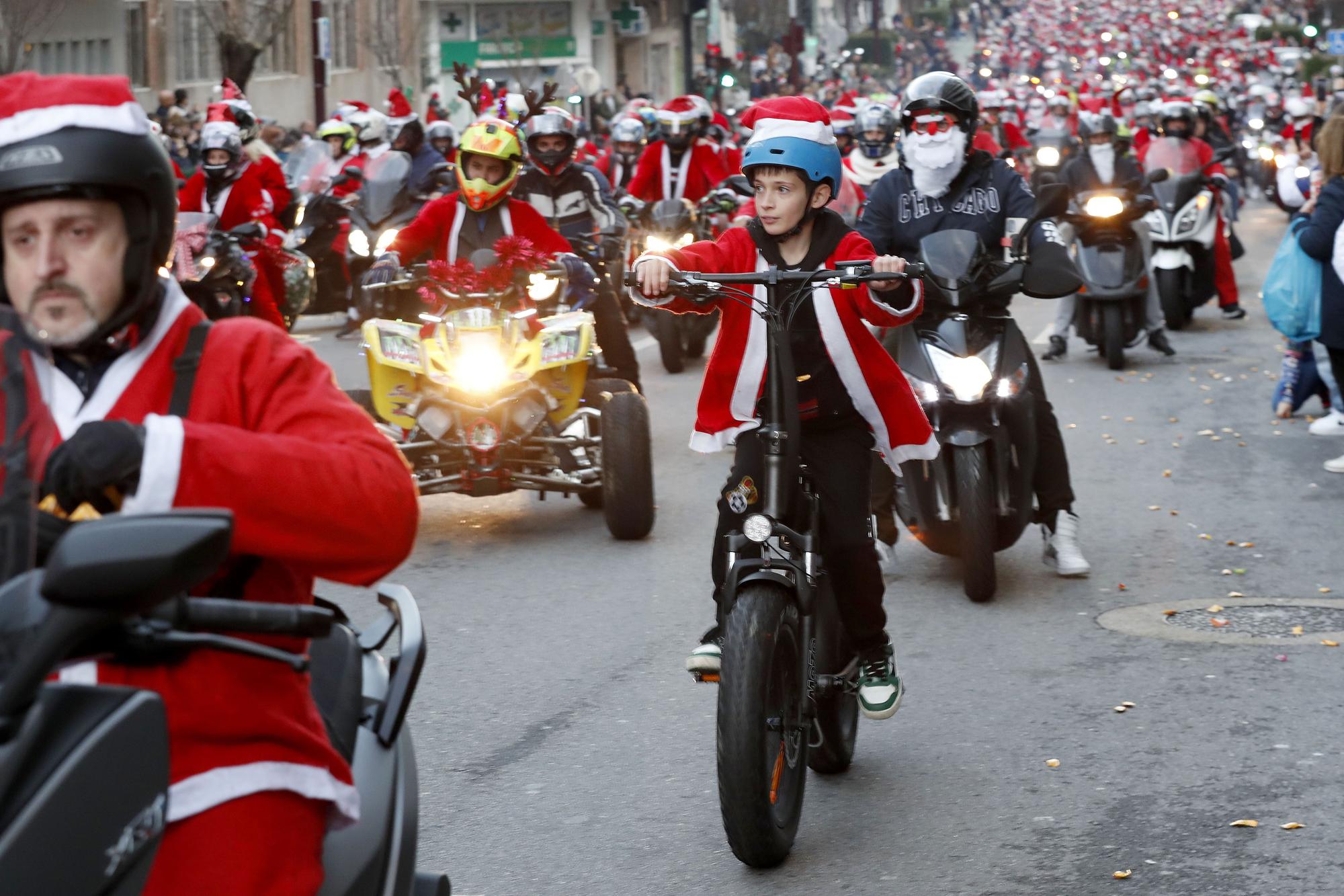 Papa Noel guarda los renos y saca la moto