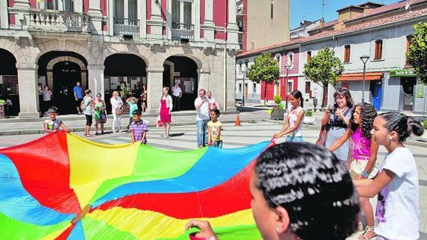 Los niños saharauis juegan en la plaza del Ayuntamiento de Mieres tras la recepción.