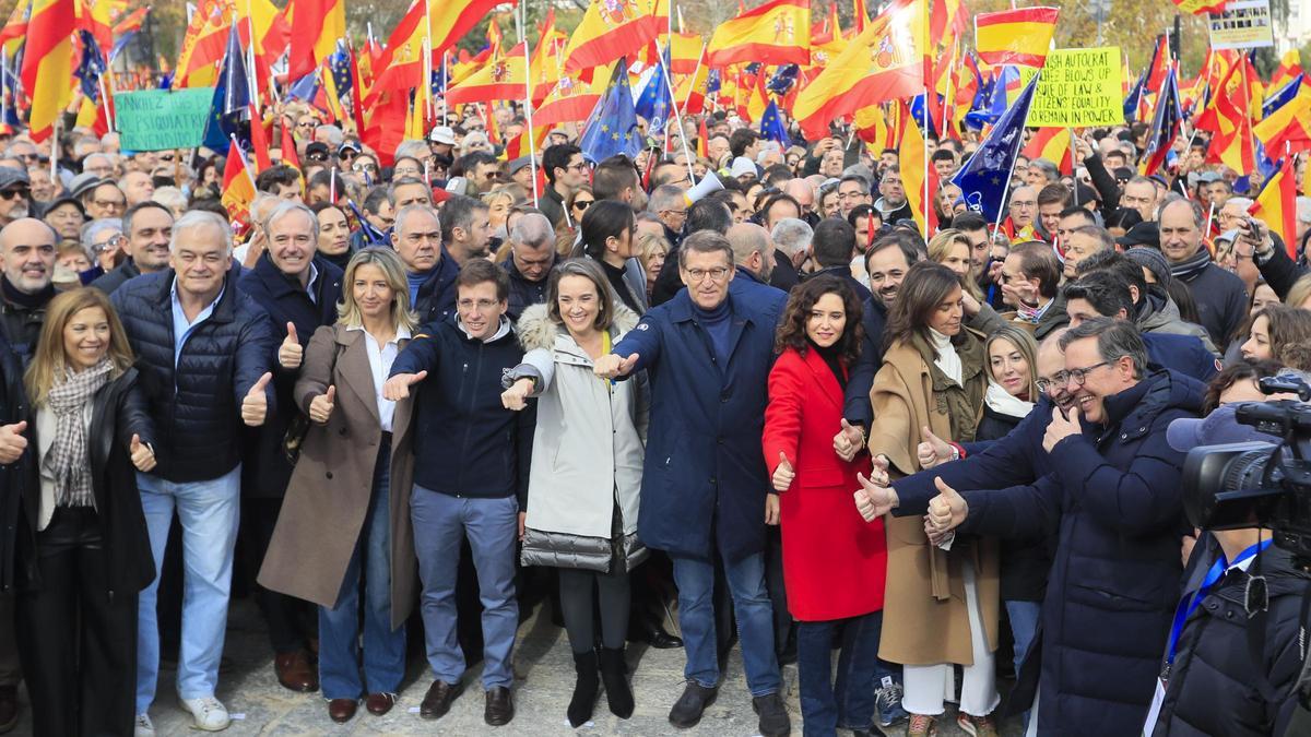 Los líderes del PP, en la manifestación contra la amnistía en el Templo de Debod de Madrid.