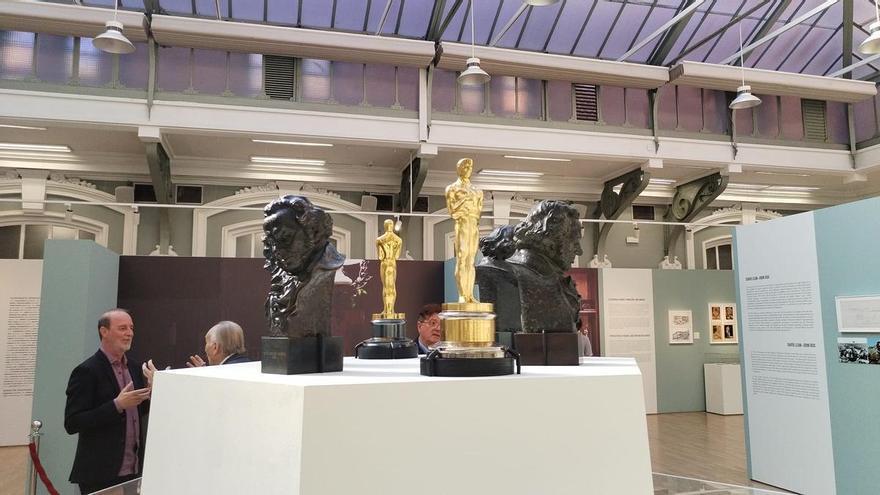 Los dos Óscar de Gil Parrondo llaman a la puerta del Cine Goya: Valdés negocia mostrar las estatuillas de Hollywood en Luarca