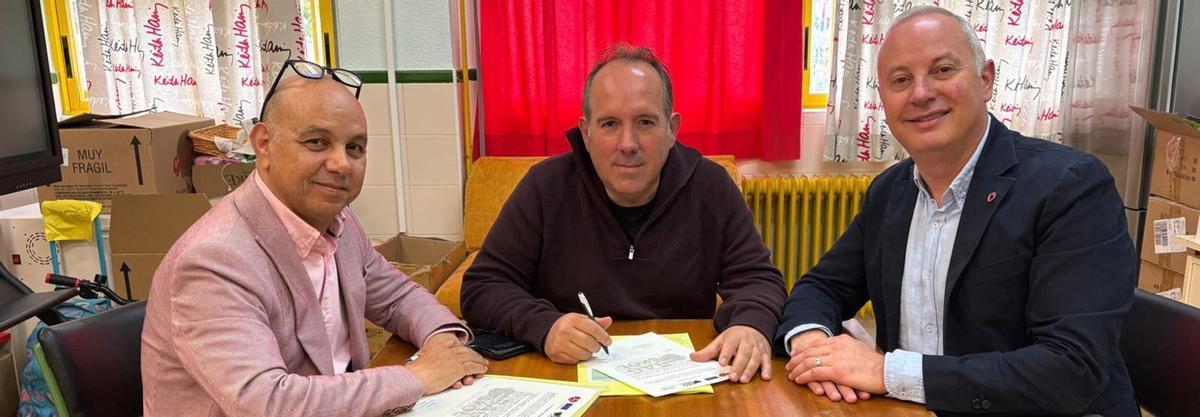 Rubén Escavy, presidente de DIRECMUR, en el centro, junto a Mohamed Chamseddine Habib Allah y Juan Antonio Solis Becerra, de la Universidad de Murcia.