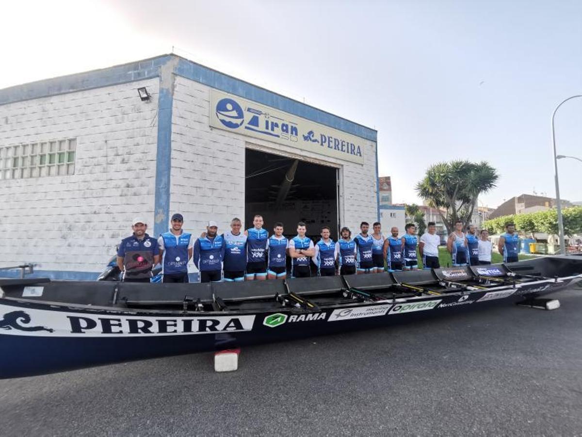 Parte de la plantilla de la trainera de la Sociedad Deportiva Tirán para la presente temporada. |  // SANTOS ÁLVAREZ