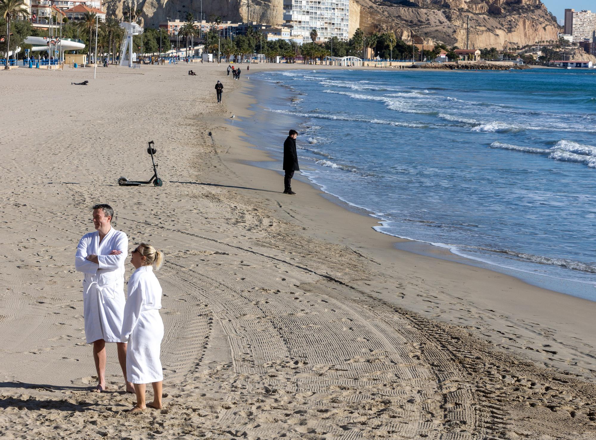 Desafiando al frío en la playa del Postiguet de Alicante