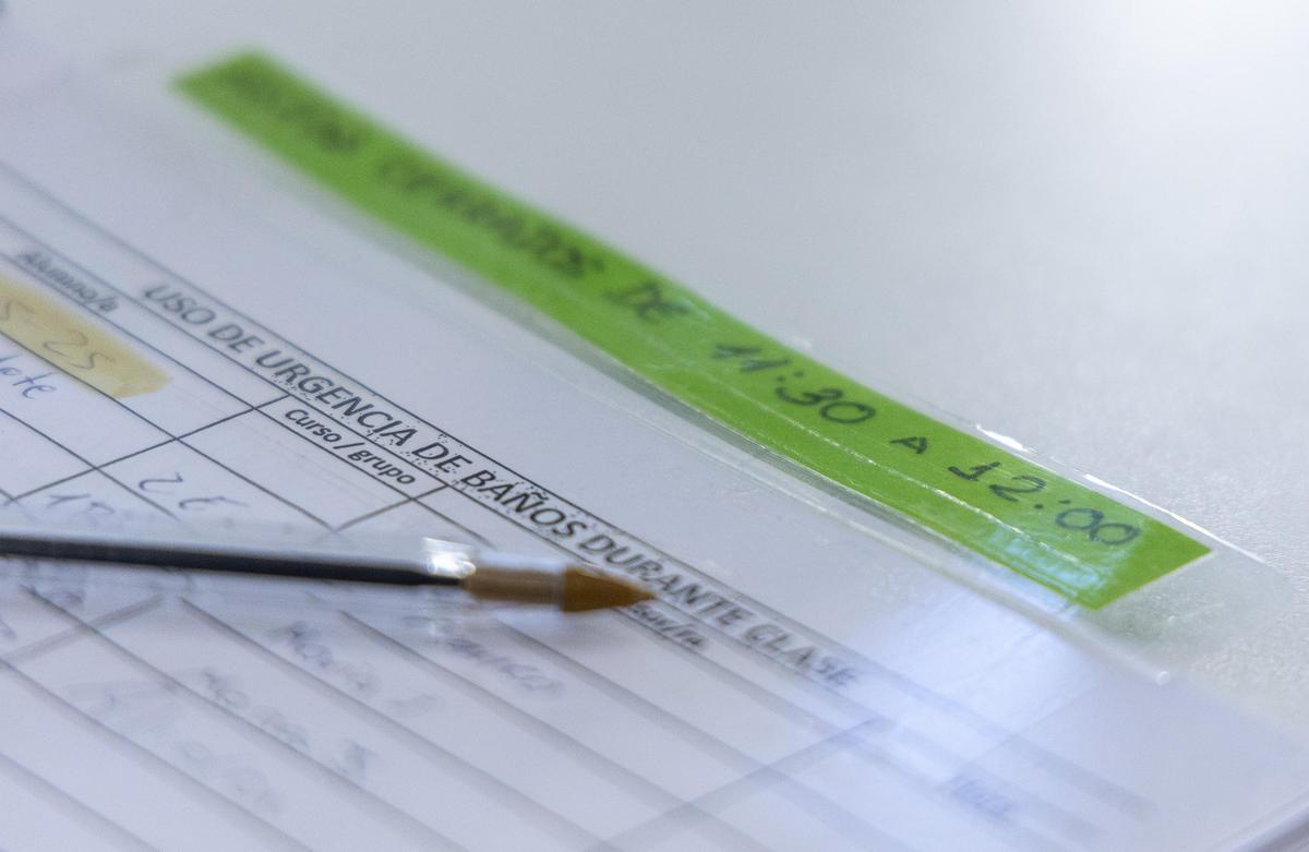 Una hoja de registro para acceder a un baño en un instituto