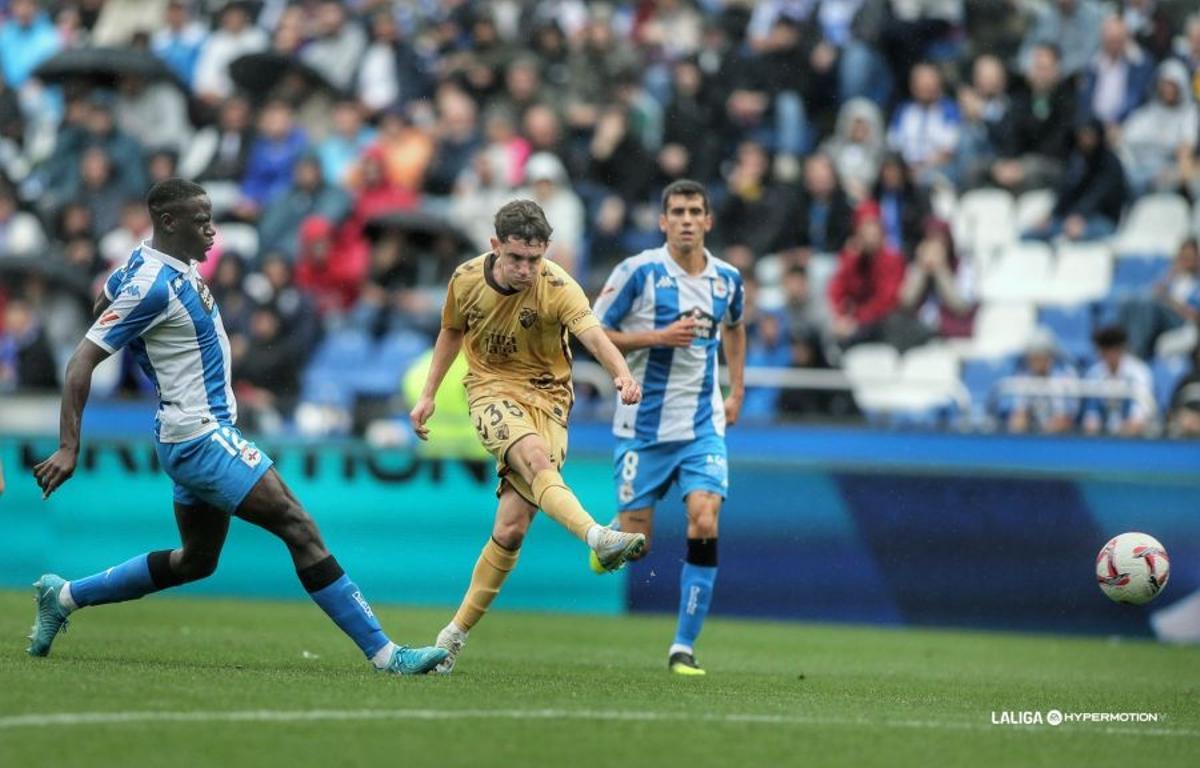 Aaron Ochoa chuta a puerta en el último Dépor - Málaga CF en Riazor.