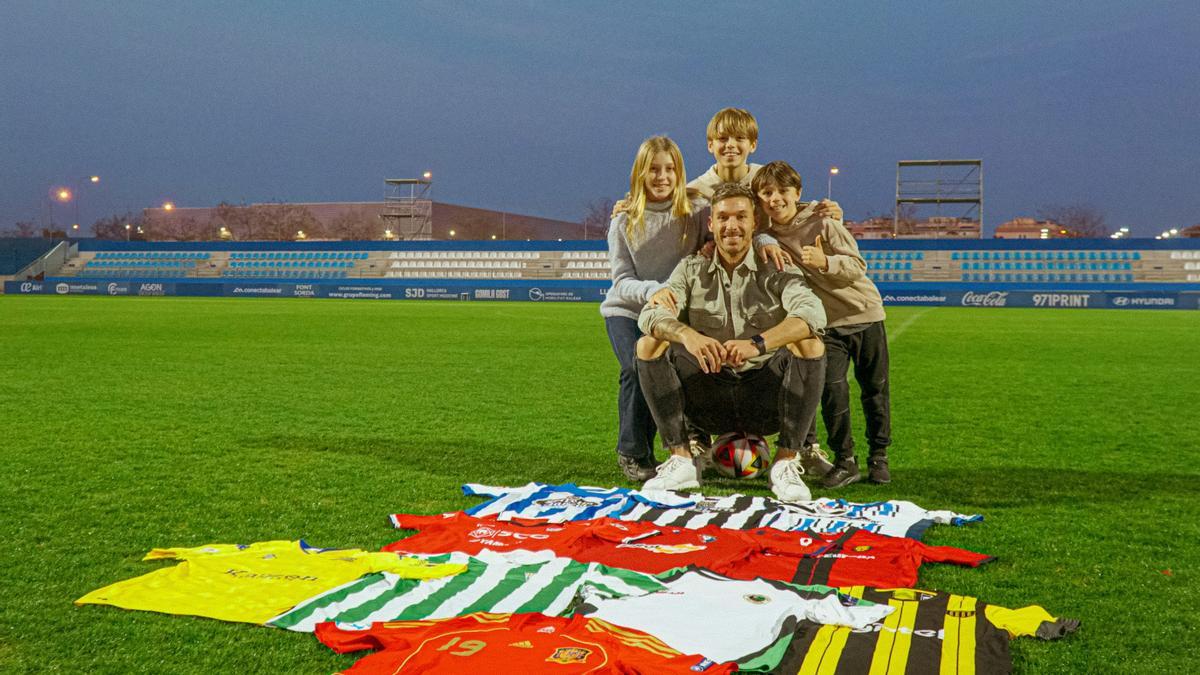 Xisco Jiménez posa con sus hijos y las camisetas que ha vestido como profesional.