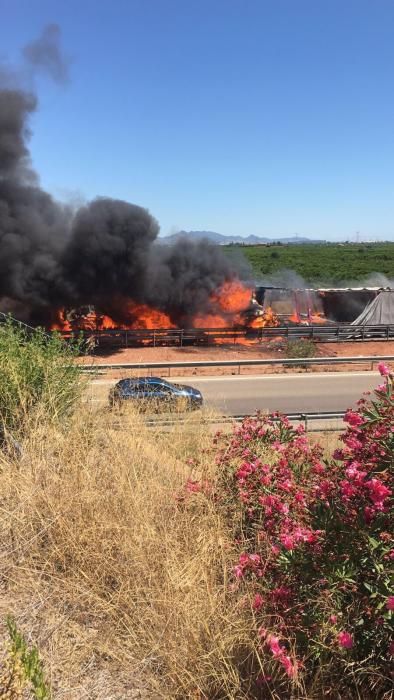 Incendio de dos camiones en la A-7 en Nules