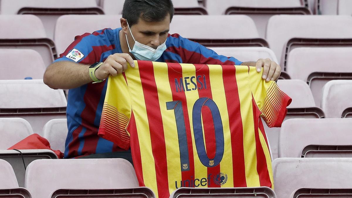 Los aficionados del Barça corearon el nombre de Messi en el minuto 10.