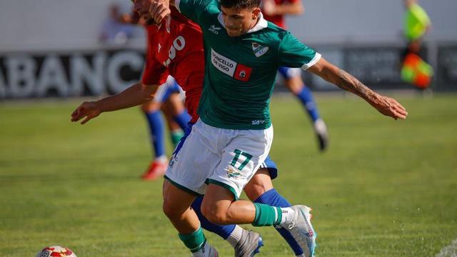 Brais Penela, del Coruxo,
lucha por el balón con
un jugador del Bergantiños
en el partido de la
primera vuelta.
| Adrián Irago