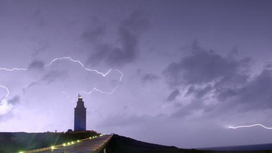 Imagen de la Torre de Hércules asolada por relámpagos durante un temporal.