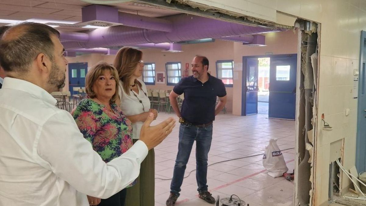 La consejera de Educación, Cultura y Deporte, Tomasa Hernández, durante su visita al colegio Lucien Briet.