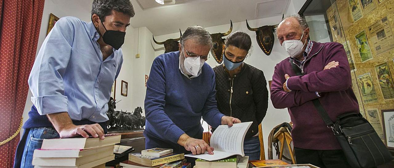 Algunos de los ejemplares donados por la familia de Mazón al Museo Taurino de Alicante. | HÉCTOR FUENTES