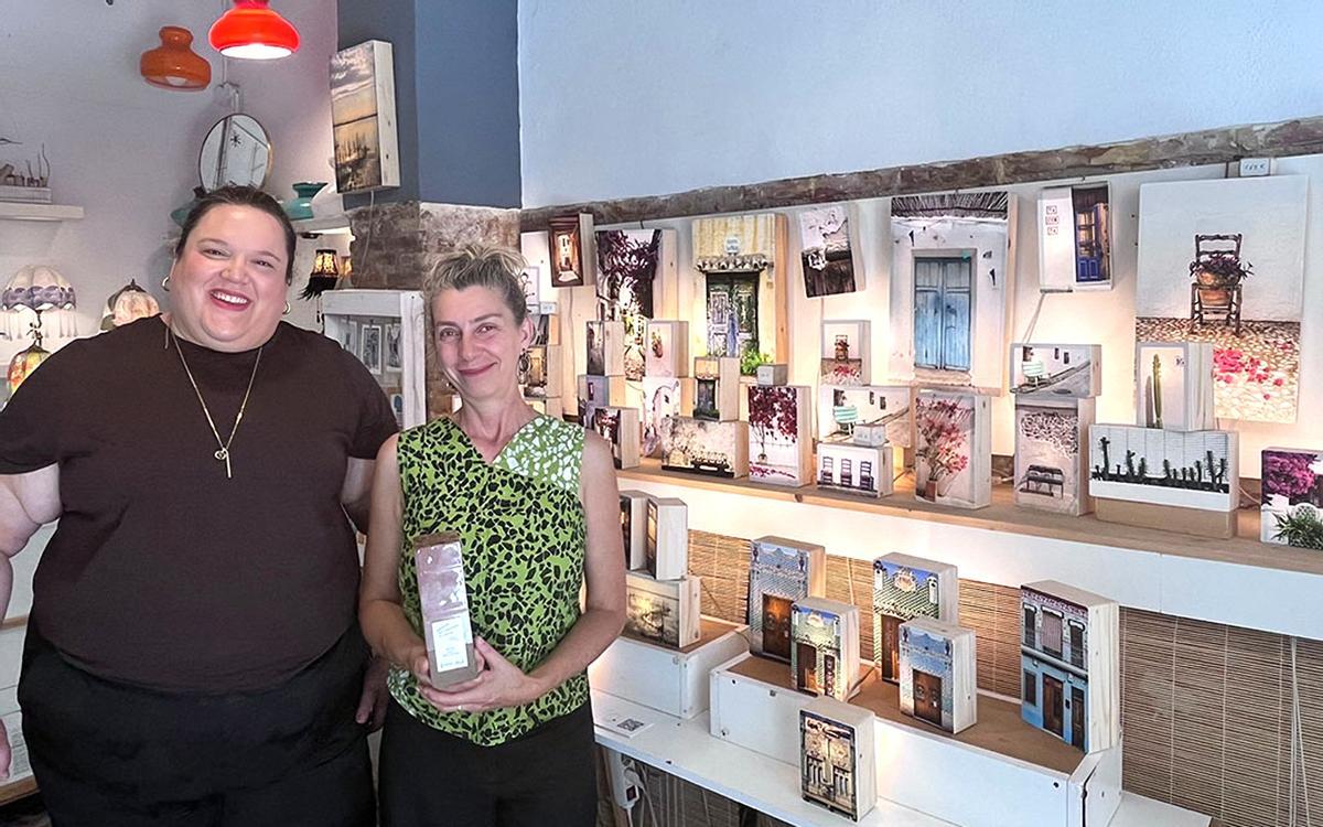 La concejala de Cultura, Pepa Victoria Perez (izquierda), y la artesana Lucía Lorente junto a varias de sus creaciones artesanales.