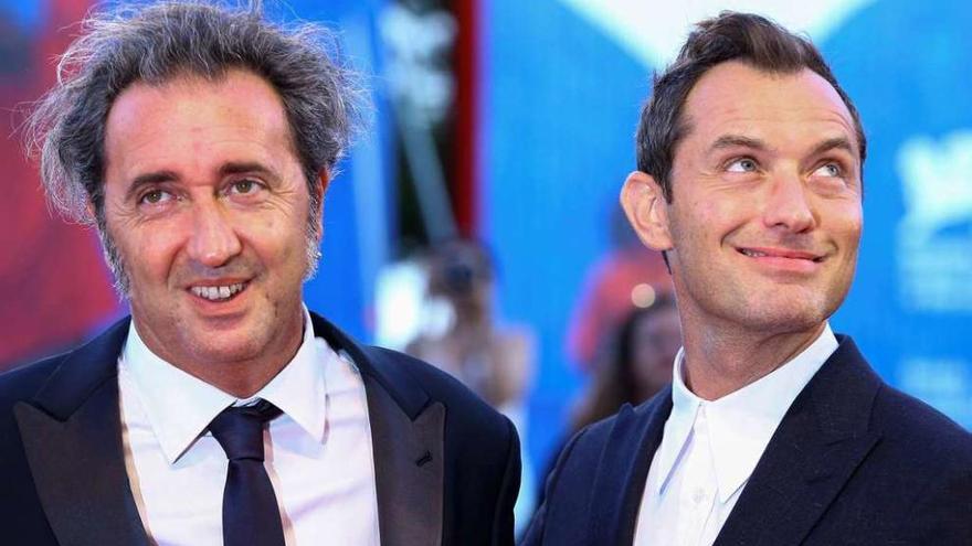 Paolo Sorrentino y el actor Jude Law, en la presentación de la miniserie &quot;The Young Pope&quot;. // A. Bianchi