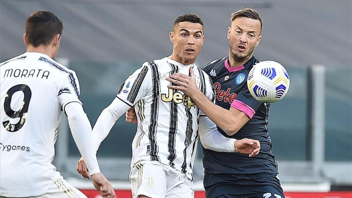 Cristiano Ronaldo, de la Juventus, y Amir Rrahmani, del Napoli, pugnan por un balón.