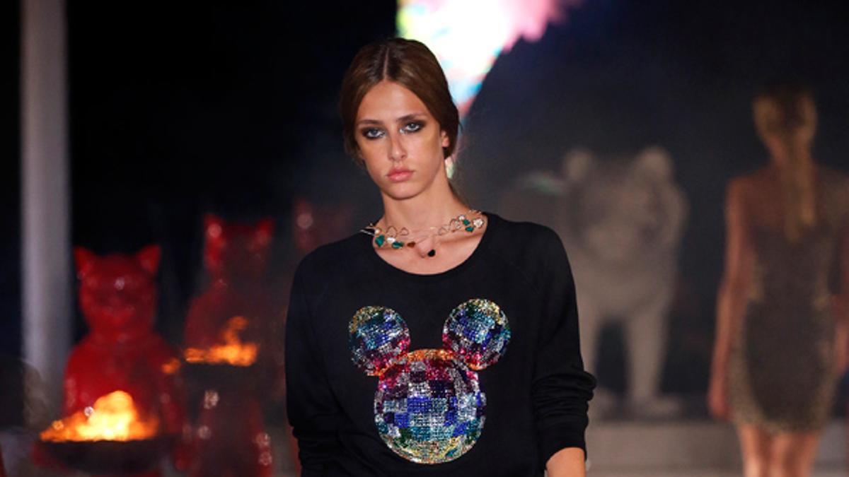 Mercedes Benz Fashion Weekend Ibiza: bermudas estampadas y sudadera de Mickey, de Alvarno