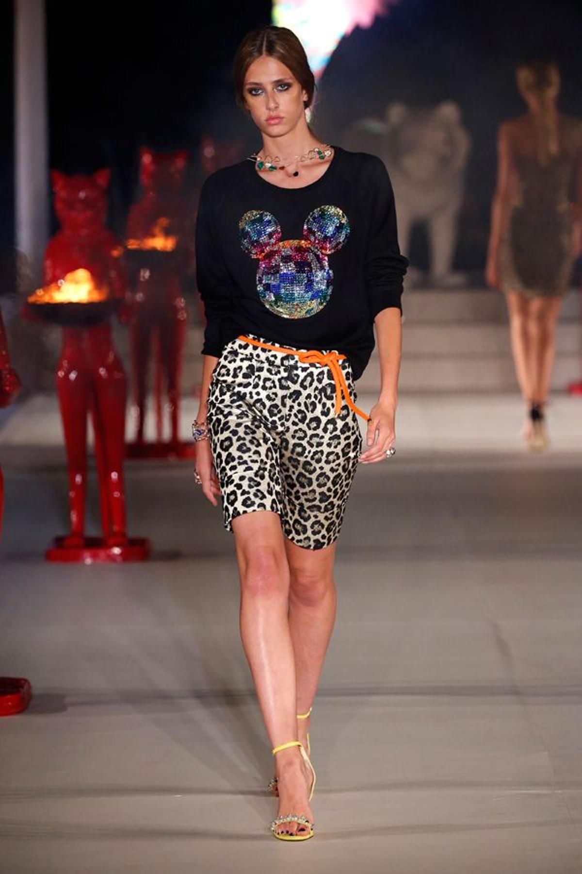 Mercedes Benz Fashion Weekend Ibiza: bermudas estampadas y sudadera de Mickey, de Alvarno