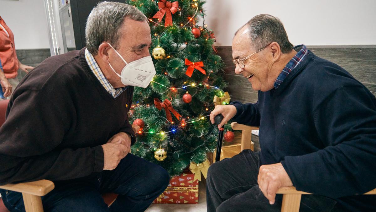 Lorenzo Martínez (72 años) conversa con José Luis García (76) en una de sus citas semanales en la residencia Real de Navalmoral.