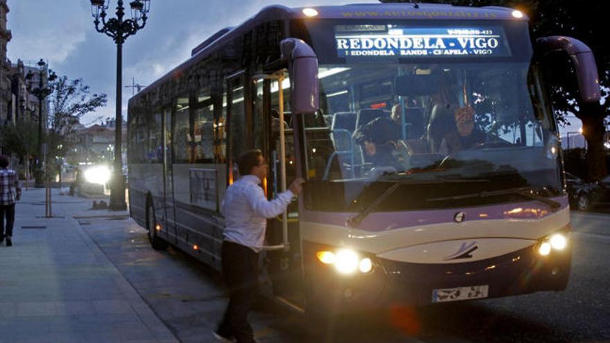 Un autobús del transporte que une Vigo y Redondela // J. Lores