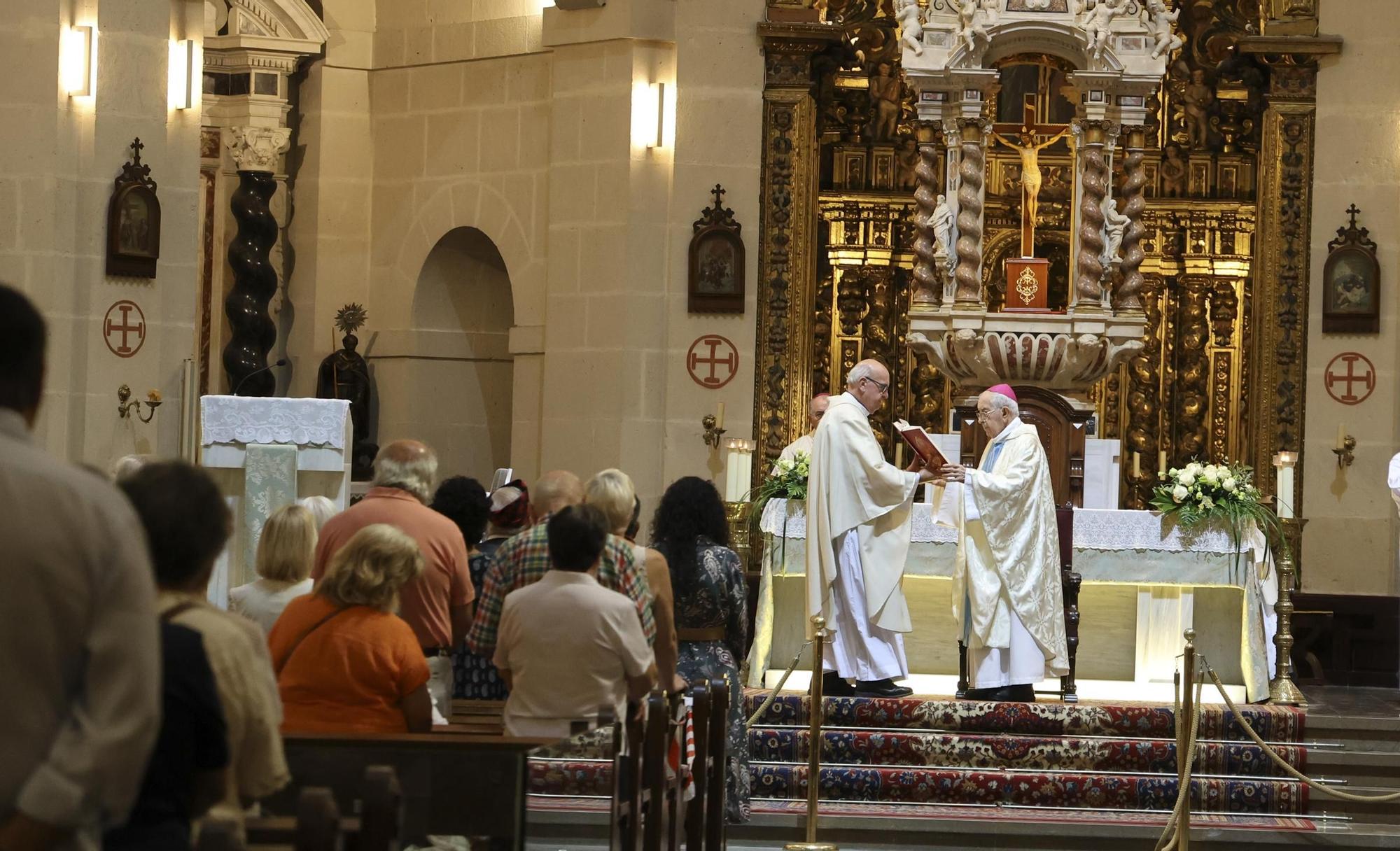 Misa y ofrenda de flores a la Virgen del Pilar en Alicante