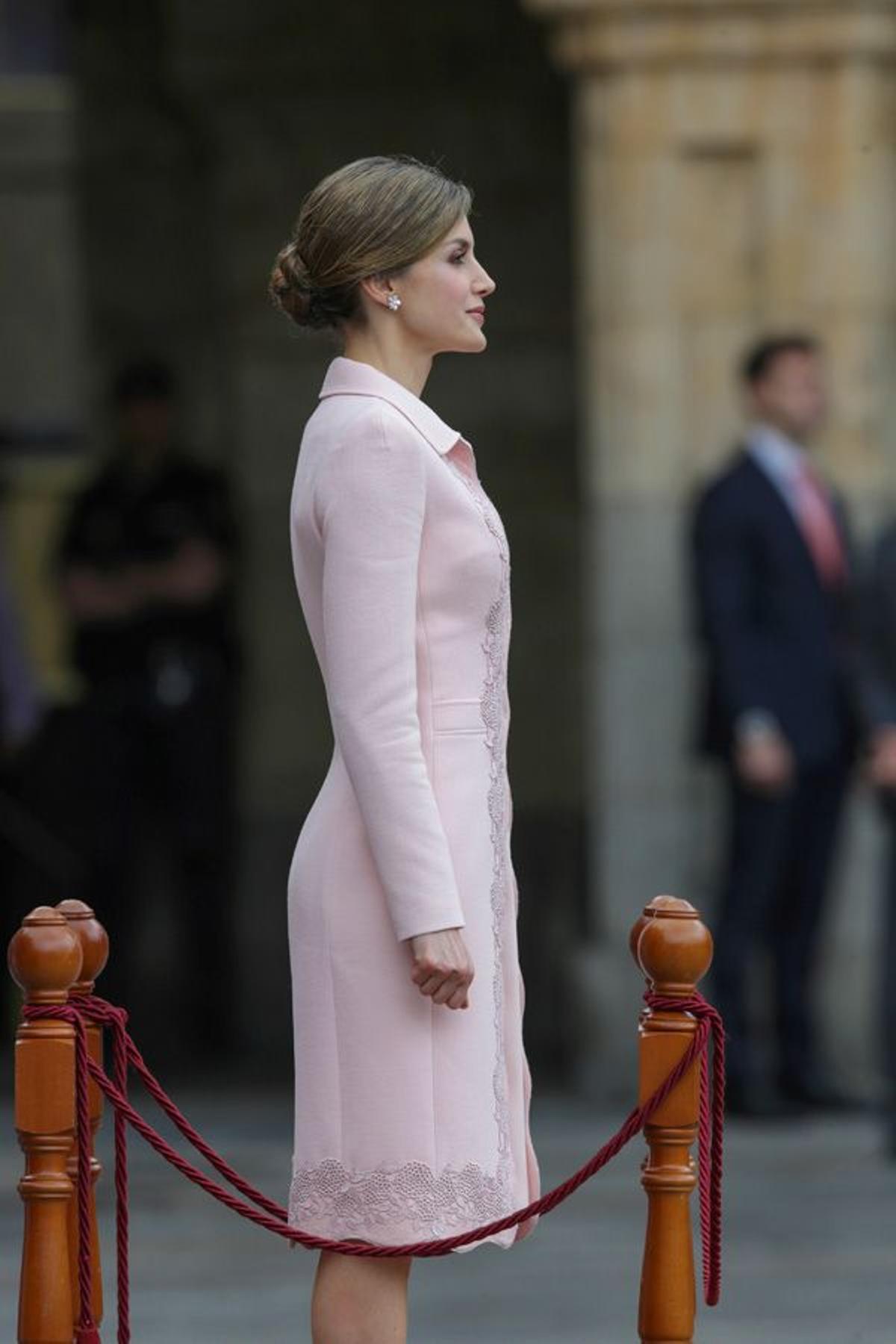 El look en rosa de Letizia Ortiz en Salamanca