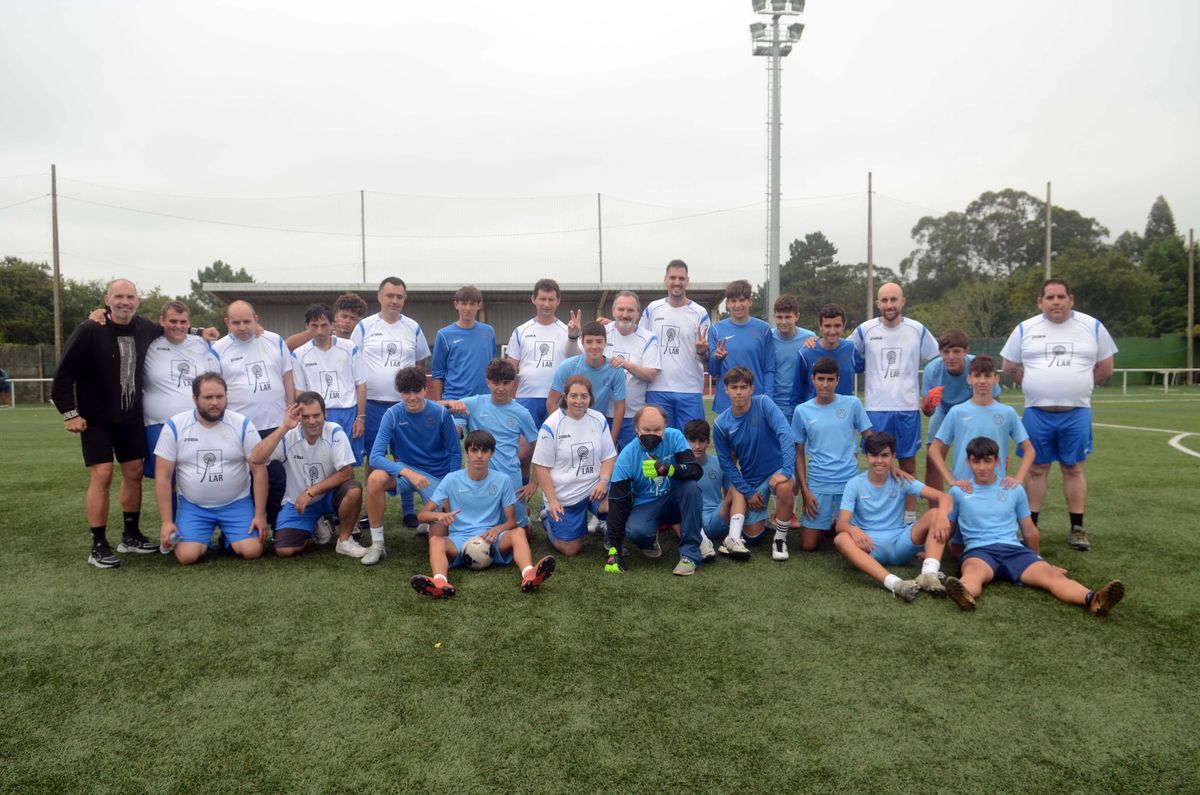 El equipo cadete del ED Arousa jugó un partidillo con usuarios de Lar.