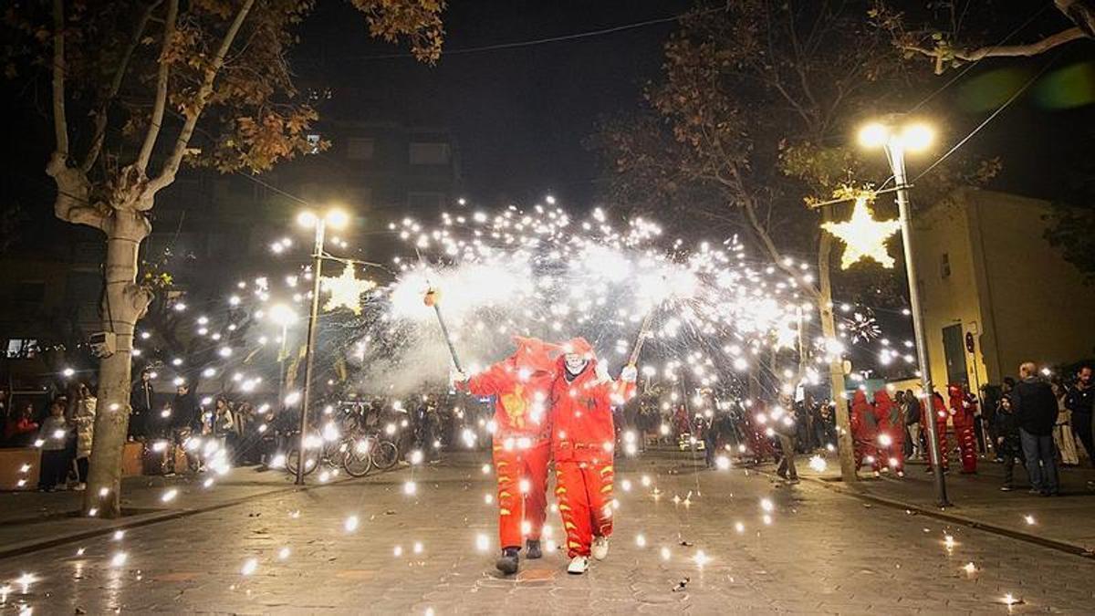 Imagen de archivo del 'correfoc' de Castelldefels durante la Fiesta Mayor de invierno