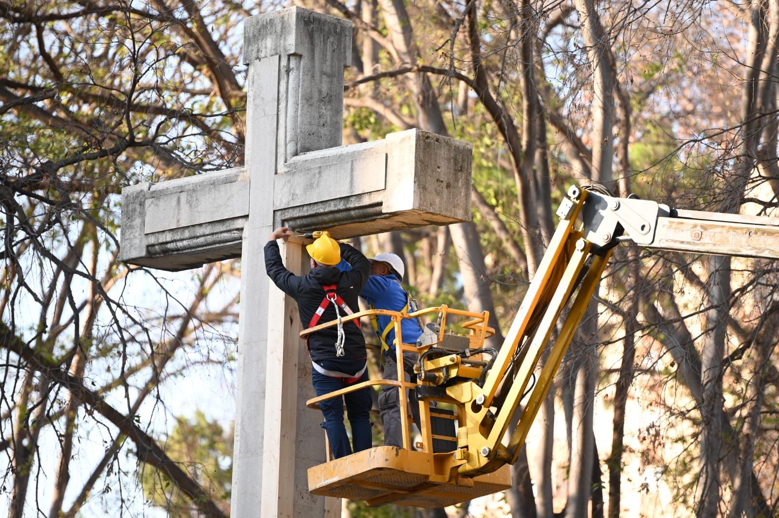 Todas las imágenes del 'Día D' la retirada de la cruz del Ribalta en Castelló