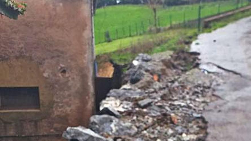 Estado del tramo de vía bajo el que ha cedido la escollera de la zona.