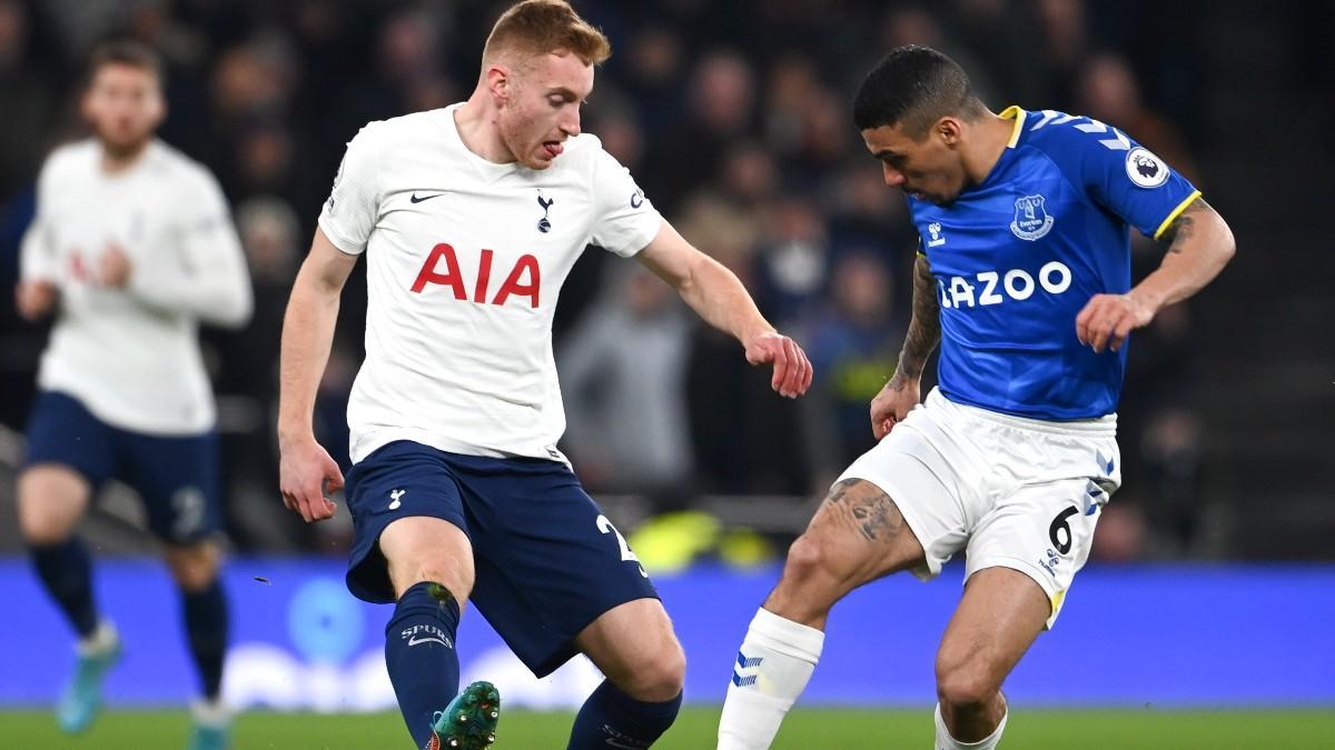 Kulusevski encima a Allan durante el duelo en Londres