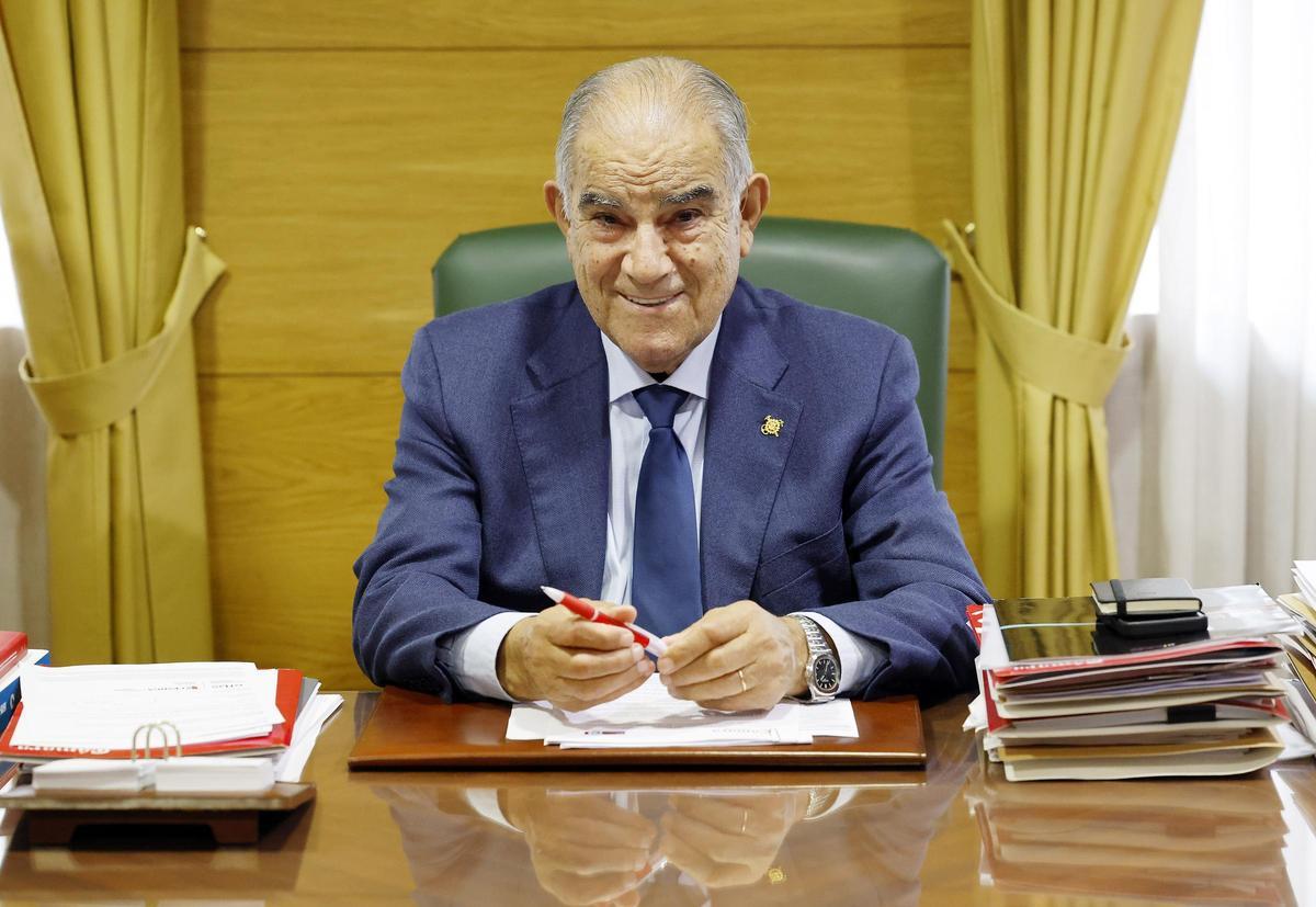 José García Costas, en el despacho de la Cámara de Comercio de Pontevedra, Vigo y Vilagarcía de Arousa, que preside desde 2001