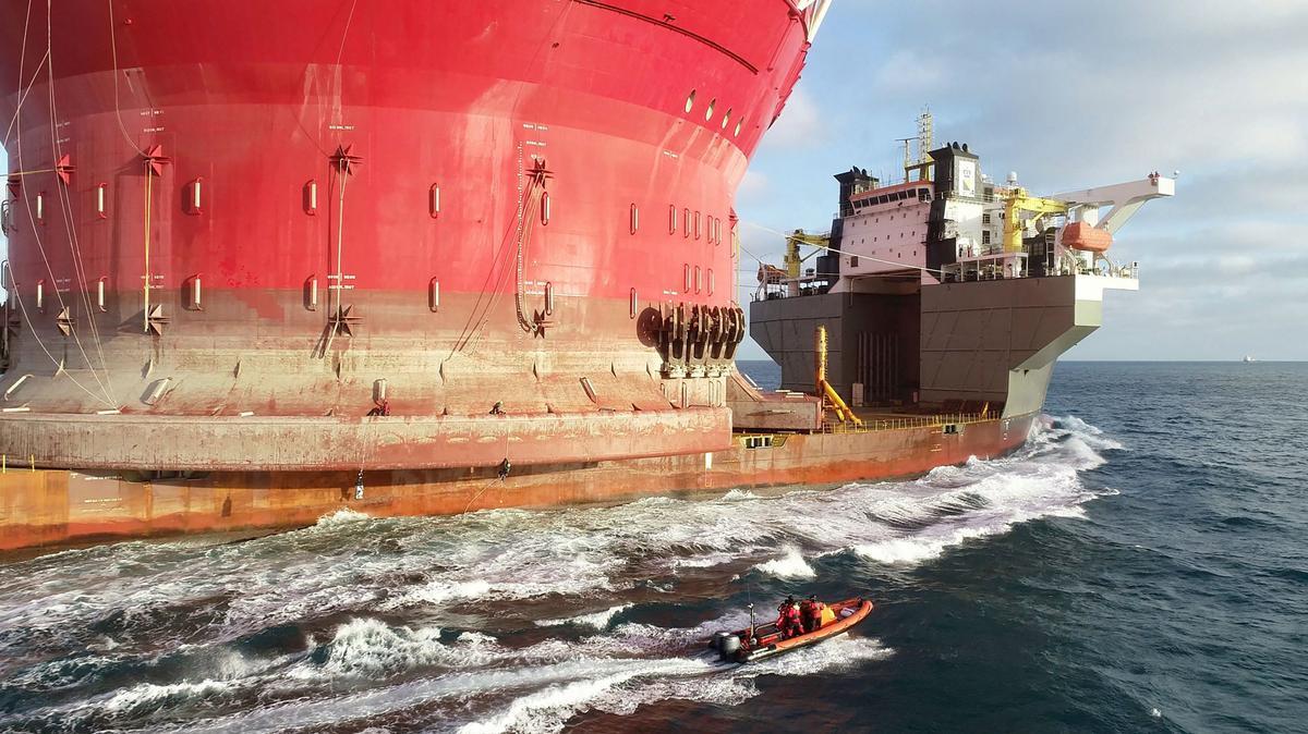 Ecologistas de Greenpeace colocaron una pancarta en una acción en una plataforma de Shell, en el Mar del Norte, para expandir un yacimiento de petróleo y gas existente, frente a la costa de Cherburgo, en el noroeste de Francia