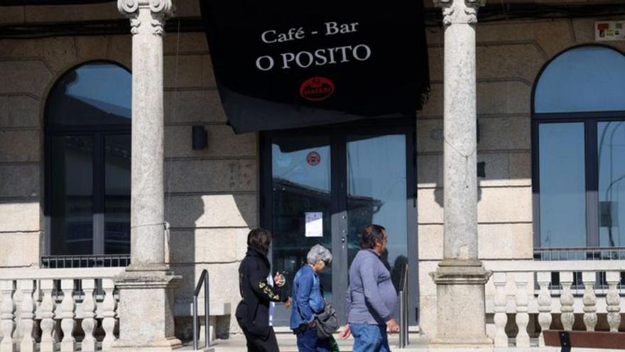 Vista de la fachada del bar de la Cofradía cambadesa. | Noé Parga