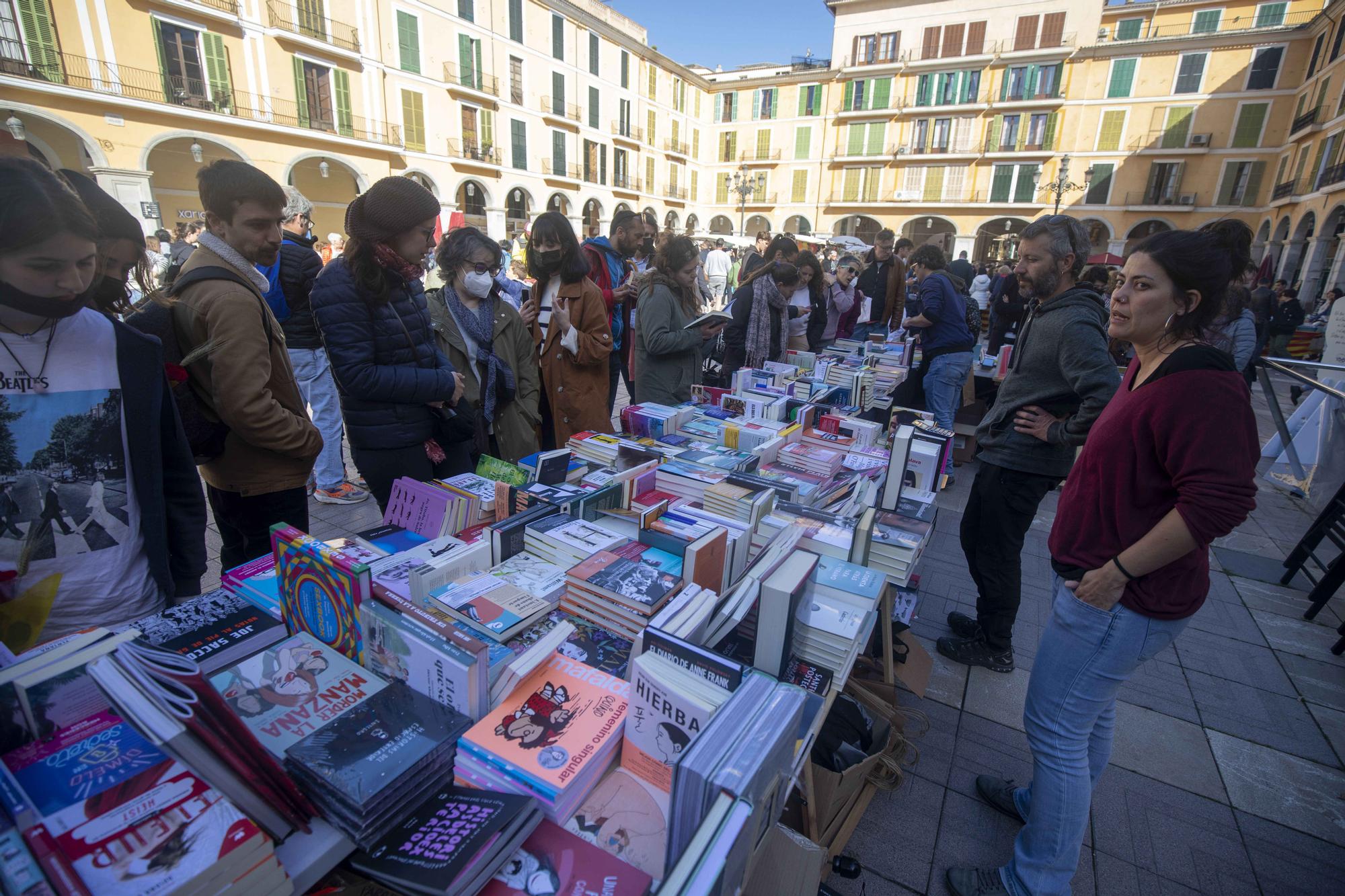 Sant Jordi en Palma revive tras la lluvia