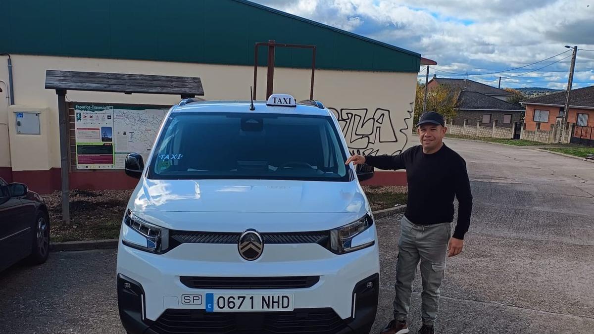Henrry Nieves con el nuevo taxi que conducirá en Fonfría.