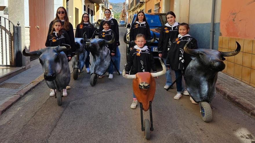 La reina y su corte participaron activamente en el encierro infantil.