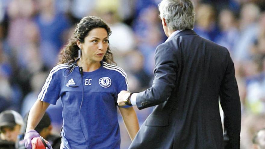 Eva Carneiro, junto a Mourinho el pasado sábado. // Reuters