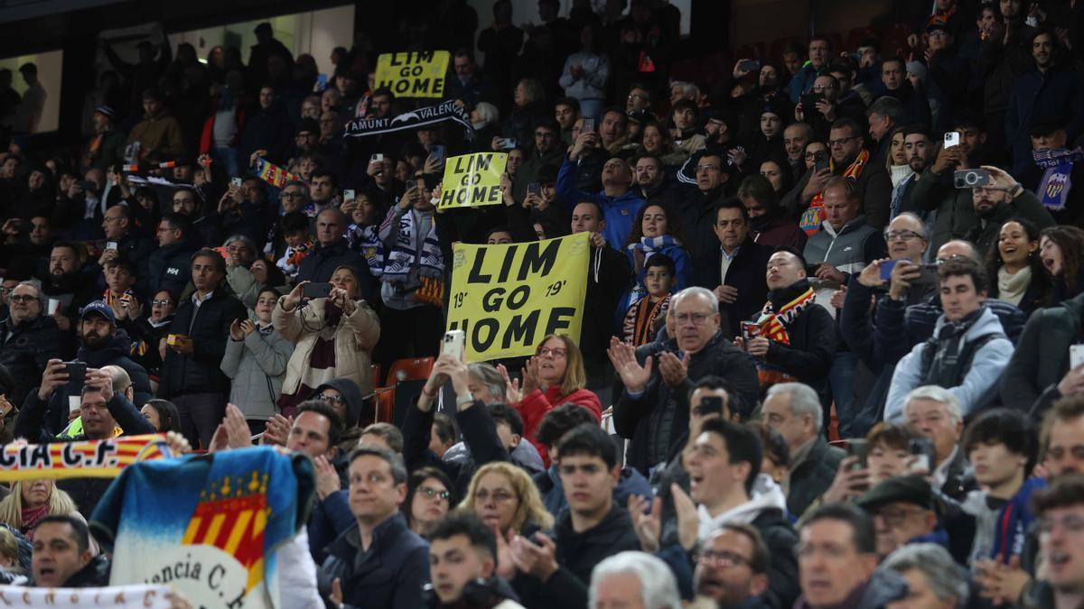 Mestalla protesta durante un partido del Valencia CF