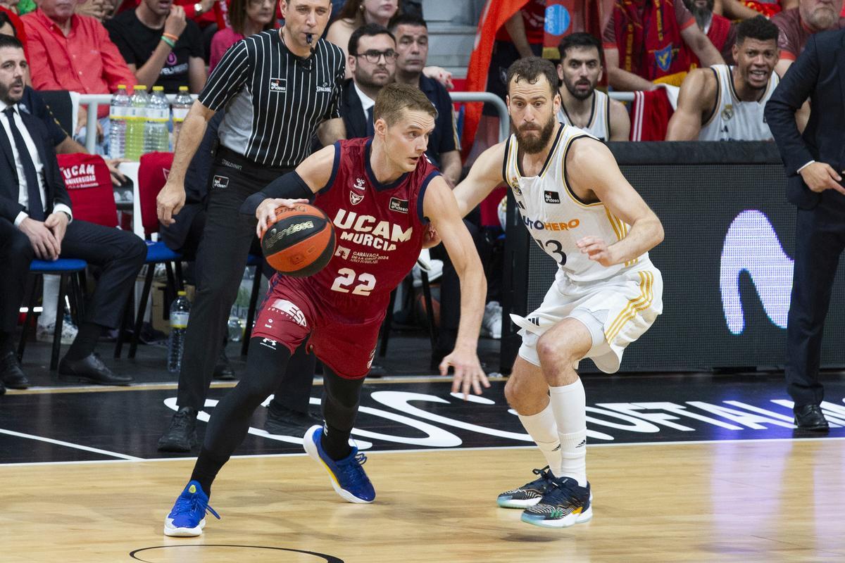 El base sueco de UCAM Murcia Ludde Hakanson (i) controla el balón ante la presión del base del Real Madrid Sergio Rodríguez durante el tercer partido de la final de la Liga Endesa.