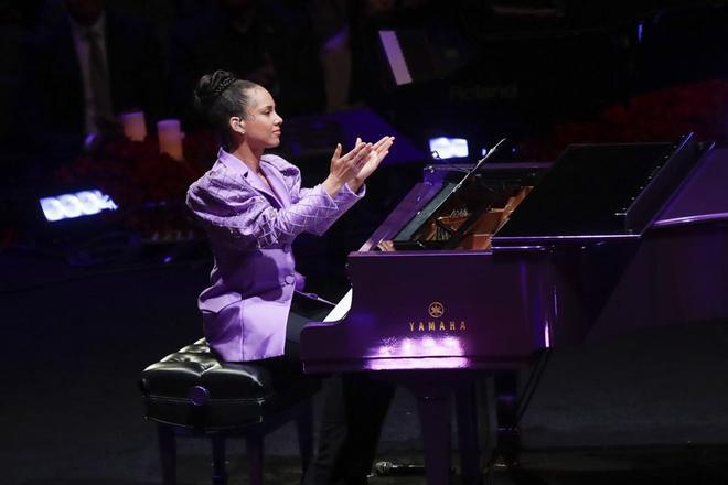 Alicia keys toca a piano la sonata Clara de luna en el funeral de Kobe Bryant