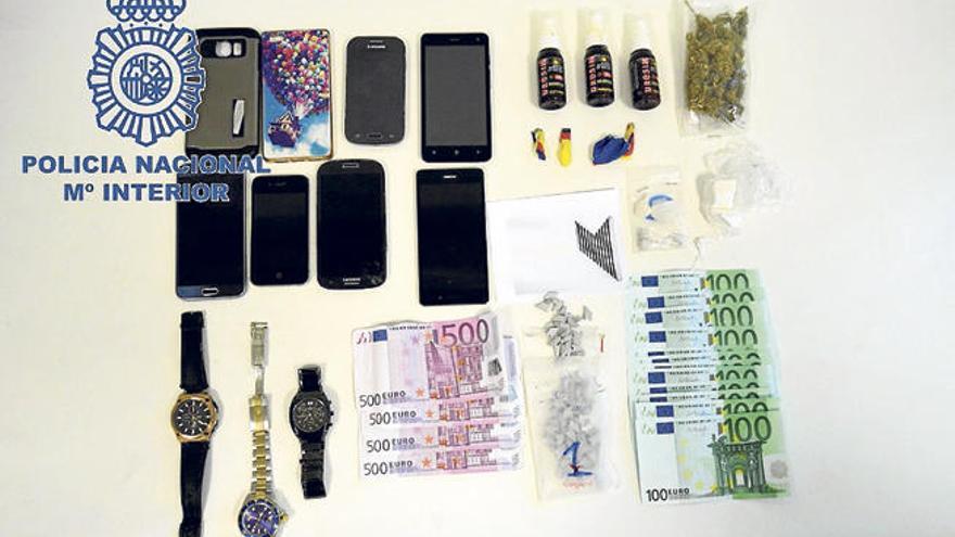 Dinero y material incautado al detenido, con las 90 pastillas de éxtasis.