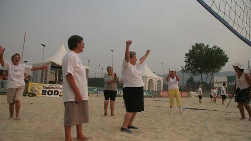Un grupo de señoras mayores disputa un partido de voleibol adaptado en Samil.  // S.D.