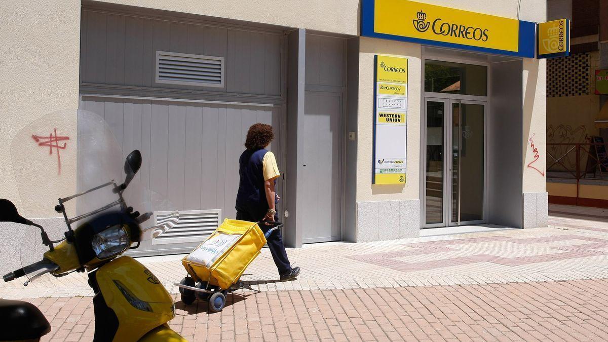 Una cartera se dirige a una oficina de Correos.