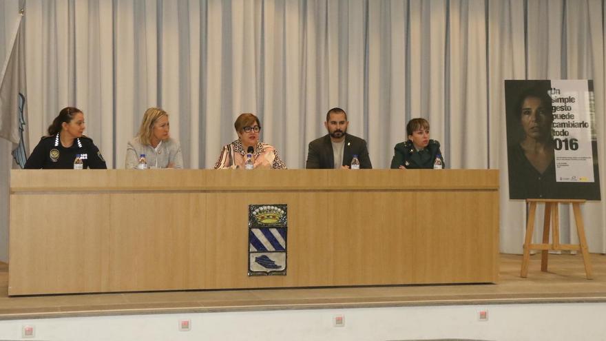 El acto de presetación de la campaña por el 25-N contó con la participación del alcalde de l’Alcora, la subdelegada del Gobierno en Castellón, la edila de Igualdad y representantes de la Guardia Civil y la Policía Local.