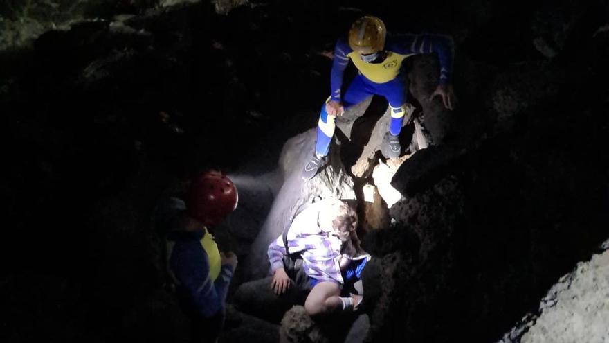 Bomberos rescatan a un hombre que cayó a los tetrápodos en Patalavaca