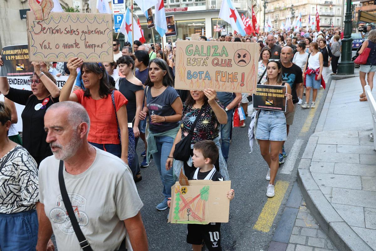 Cientos de personas salen a la calle en Vigo a protestar por la gestión de los incendios... bajo la ceniza