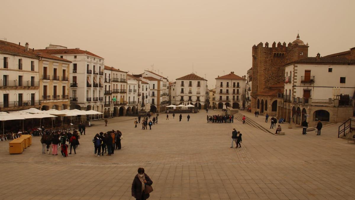 La plaza Mayor de Cáceres con el aspecto rojizo de la calima del Sáhara.