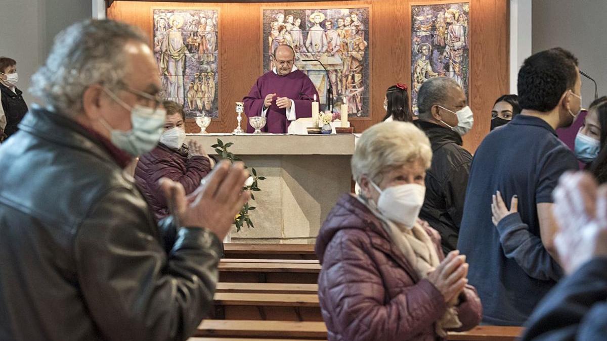 L&#039;instant en què els fidels de la parròquia de la Sagrada Família es donen la pau