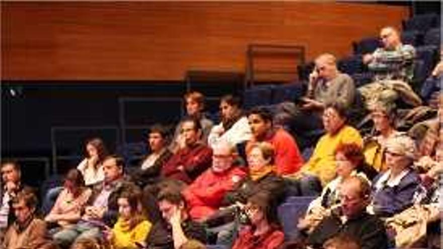 Els assistents al debat que es va celebrar ahir al teatre de Roses.