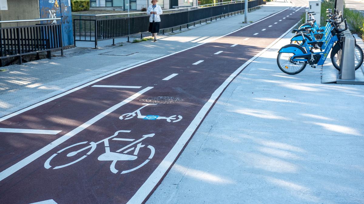 Carril bici y estación de BiciCoruña, en la avenida de la Universidad.